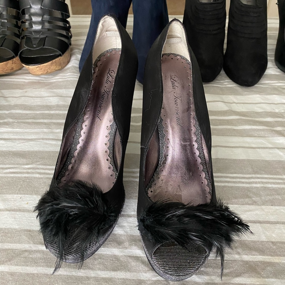 Black feather detail pumps
